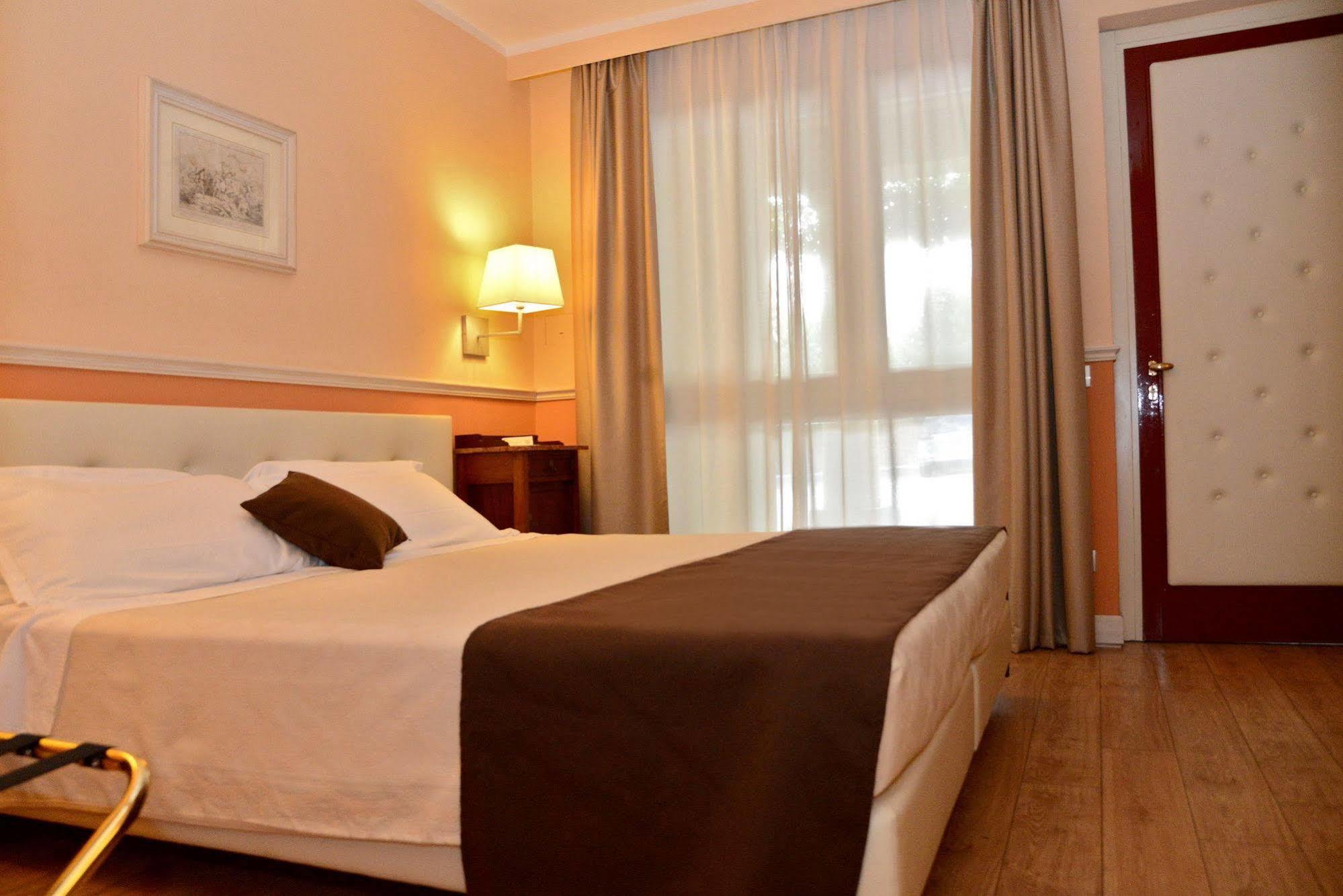 Hotel Ponte Di Rialto เครมา ภายนอก รูปภาพ